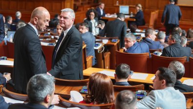 Депутатите решават за референдума за запазване на българския лев