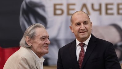 Румен Радев връчи на Михаил Белчев Почетния знак на президента