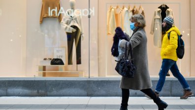 Швеция с по-строги ограничения, призова служителите да работят от вкъщи