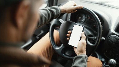 Защо социалните мрежи са по-опасни за младите шофьори от алкохола?