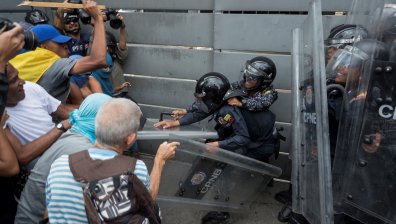 Сблъсъци и газ в Каракас, искат да свалят от власт Мадуро