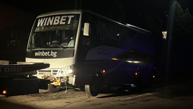 Катастрофира автобус с деца от школата на "Литекс", шофьорът загина на място