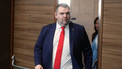 Делян Пеевски за Румен Радев: Държавата гори, а той лети, защо не е на пожарите