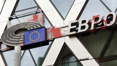 Съдят шестима за хулигански действия пред сградата на ЕП и ЕК в София