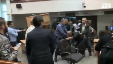 Сблъсъци между политически опоненти, щурм в парламента, над 100 ранени в Македония
