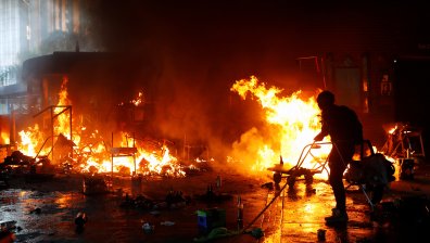 Полицай бе прострелян с лък при поредни сблъсъци в Хонконг