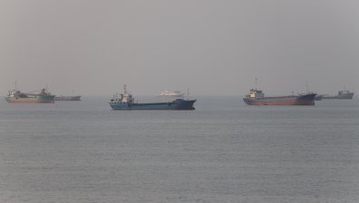 Крехкият мир е под заплаха: Иран атакува кораб в Ормузкия проток