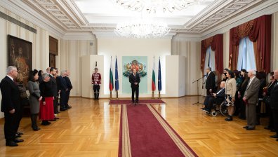 Румен Радев удостои български учени с държавни отличия и каза как може да се развиваме