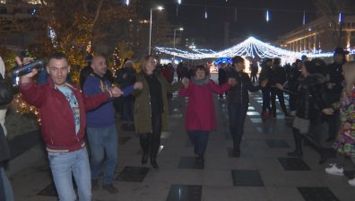 Нова година в Бургас: Хоро на площада и хора без маски