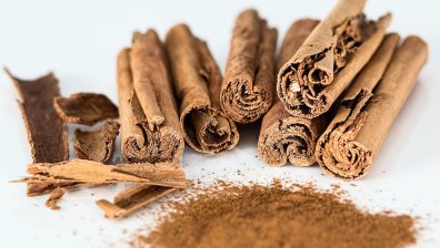 Популярните билки и подправки, които топят мазнините около талията ни