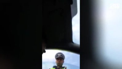 Водач сигнализира на пътни полицаи с изтекли служебни карти