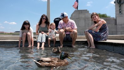 Американците намират интересни начини да се разхладят в горещините (СНИМКИ)
