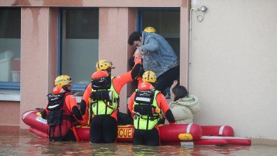 Буря взе жертва във Франция, улици са под вода