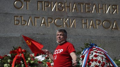 Цветя на Паметника на Съветската армия за 9 май