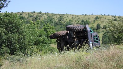 Камион се обърна на черен път. Жена и мъж са в болница