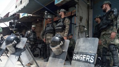 Мюсюлмани вилнеят в домовете на християните в Пакистан, чупят къщи и палят вещи