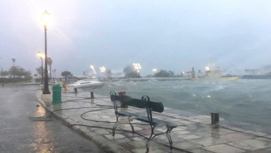 "Янос" взе 2 жертви в Гърция, реки преливат, пътища и къщи са наводнени