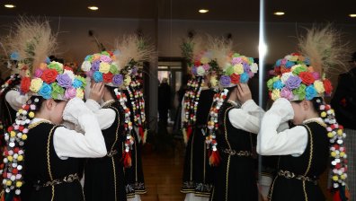 Лазаровден събра стотици в "Етъра" - обичаят оживя сред песни и цветя
