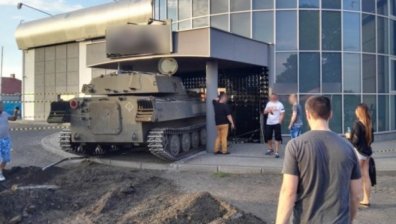Поляк заби танк в собственото си заведение