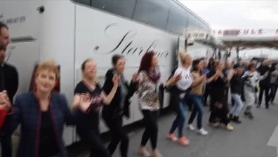 Български туристи заиграха хоро на турския граничен пункт "Капъкуле"