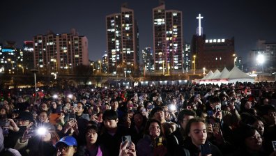 Дронове озариха небето на Сеул и събраха фенове на корейската група BTS (СНИМКИ)