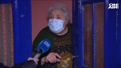 Екипи на "Аварийна помощ" доставят храна на възрастни по домовете в София