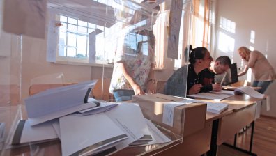 Карти, зарове и филми развличат ОИК в изборната нощ