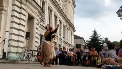 Индийска музика събра огромна публика на стъпалата на бившата галерия за чуждестранно изкуство