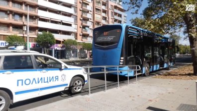 Пиян пътник чупи стъкла над главите на деца в автобус в Бургас
