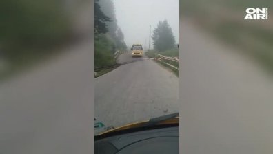 Автобус с ученици премина през жп прелез при спусната бариера