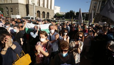 Напрежение на жълтите павета, протестиращи хвърлят бутилки