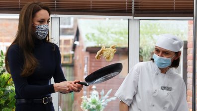 "Честит ден на палачинката!": Кейт Мидълтън трогна с жест към възрастни хора