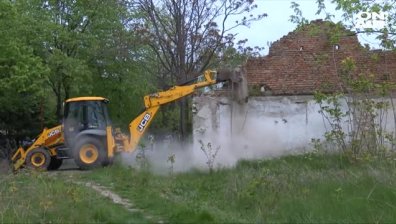 Събарят опасната стена на бившето военно поделение в Хасково