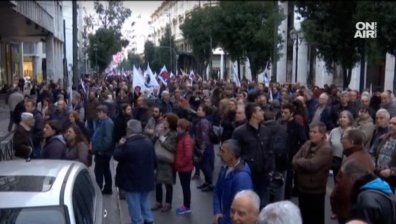 Протестиращи щурмуваха министерството на труда в Атина