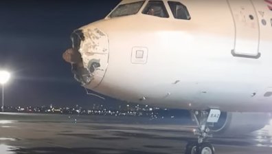 Пълен с пътници самолет успя да кацне по чудо в свирепа буря (+ВИДЕО)