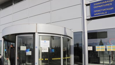 Линейки и пожарни на летище София заради аварийно кацнал самолет