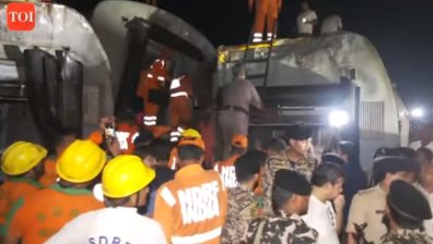 Влак дерайлира в Индия, загиналите са най-малко четирима (+ВИДЕО)