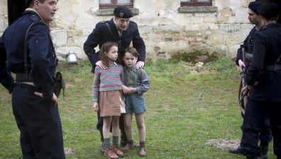 Германците нареждат еврейските деца да бъдат разделени от техните родители 
