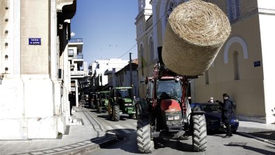 Мицотакис опитва да умилостиви протестиращите фермери в Гърция