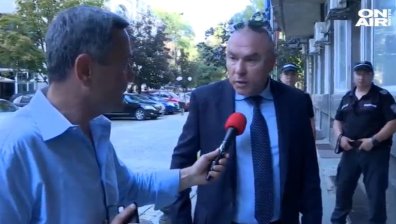 Марешки в сблъсък с протестиращите, хвърлиха бутилка по лидера на "Воля"