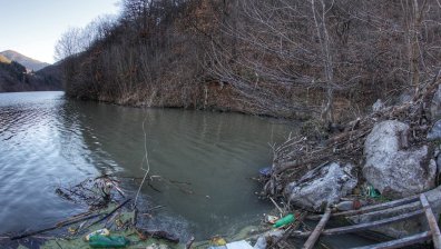 Разчистиха плаващото сметище при ВЕЦ "Своге"