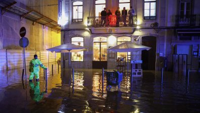 Наводнения в Португалия взеха жертва, властите затвориха пътища