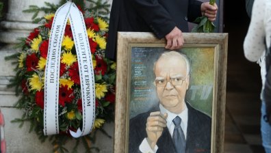Роднини, колеги и приятели се простиха с Юлиан Вучков