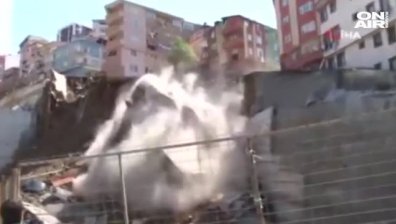Четириетажен блок се срути в Истанбул (Видео)