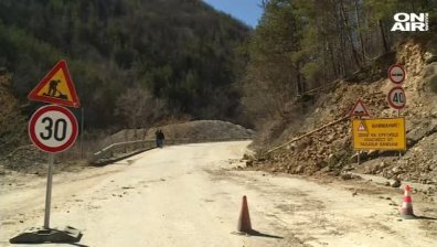 Геолози ще обследват скалите над затворения път Мадан-Смолян