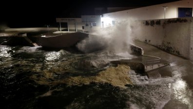 Ураганът "Лоренцо" наближава Азорските острови