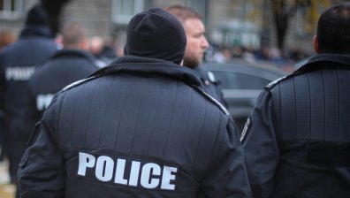 Задържаха мъж, опитал да запали с бензин жена пред дома ѝ