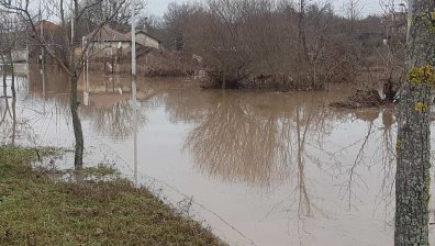 Обилни дъждове в Бяла превърнаха улиците в реки (ВИДЕО)