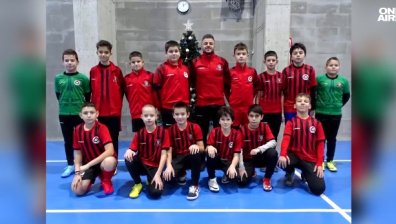 Румънски футболист тренира български деца и ги учи да станат добри човеци