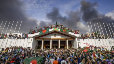 "Време е да спрем насилието": Премиерът на Бангладеш избяга с хеликоптер